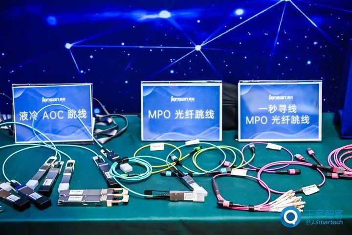 喜讯!含金量拉满!莱讯通信荣获2025中国综合布线“十大品牌”与“智算万卡性能标杆”行业双重大奖!!! 喜讯!含金量拉满!莱讯通信荣获2025中国综合布线“十大品牌”与“智算万卡性能标杆”行业双重大奖!!!