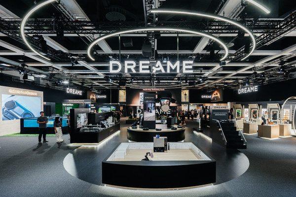 追觅扫地机炸场IFA 2025:“会爬楼”的Cyber X,智能家居的iPhone时刻? 追觅扫地机炸场IFA 2025:“会爬楼”的Cyber X,智能家居的iPhone时刻?