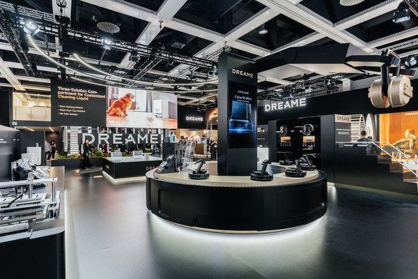 追觅扫地机炸场IFA 2025:“会爬楼”的Cyber X,智能家居的iPhone时刻? 追觅扫地机炸场IFA 2025:“会爬楼”的Cyber X,智能家居的iPhone时刻?